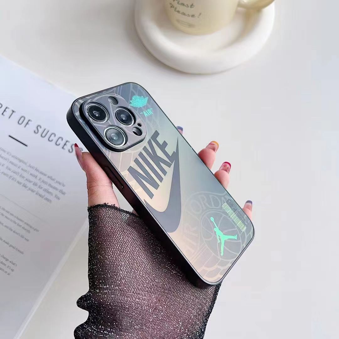 Funda para iPhone deportiva de estilo moderno.