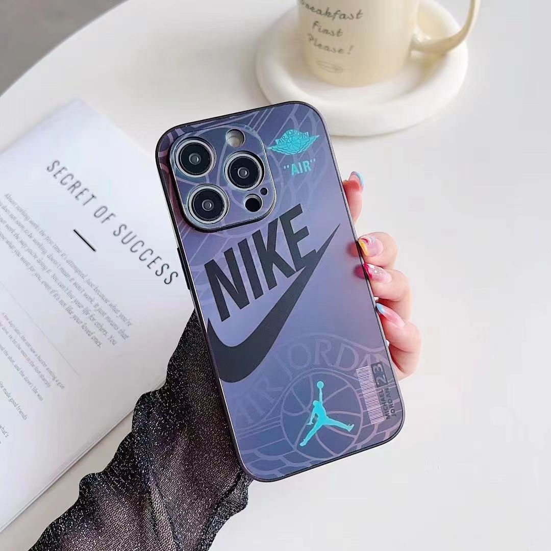 Funda para iPhone deportiva de estilo moderno.