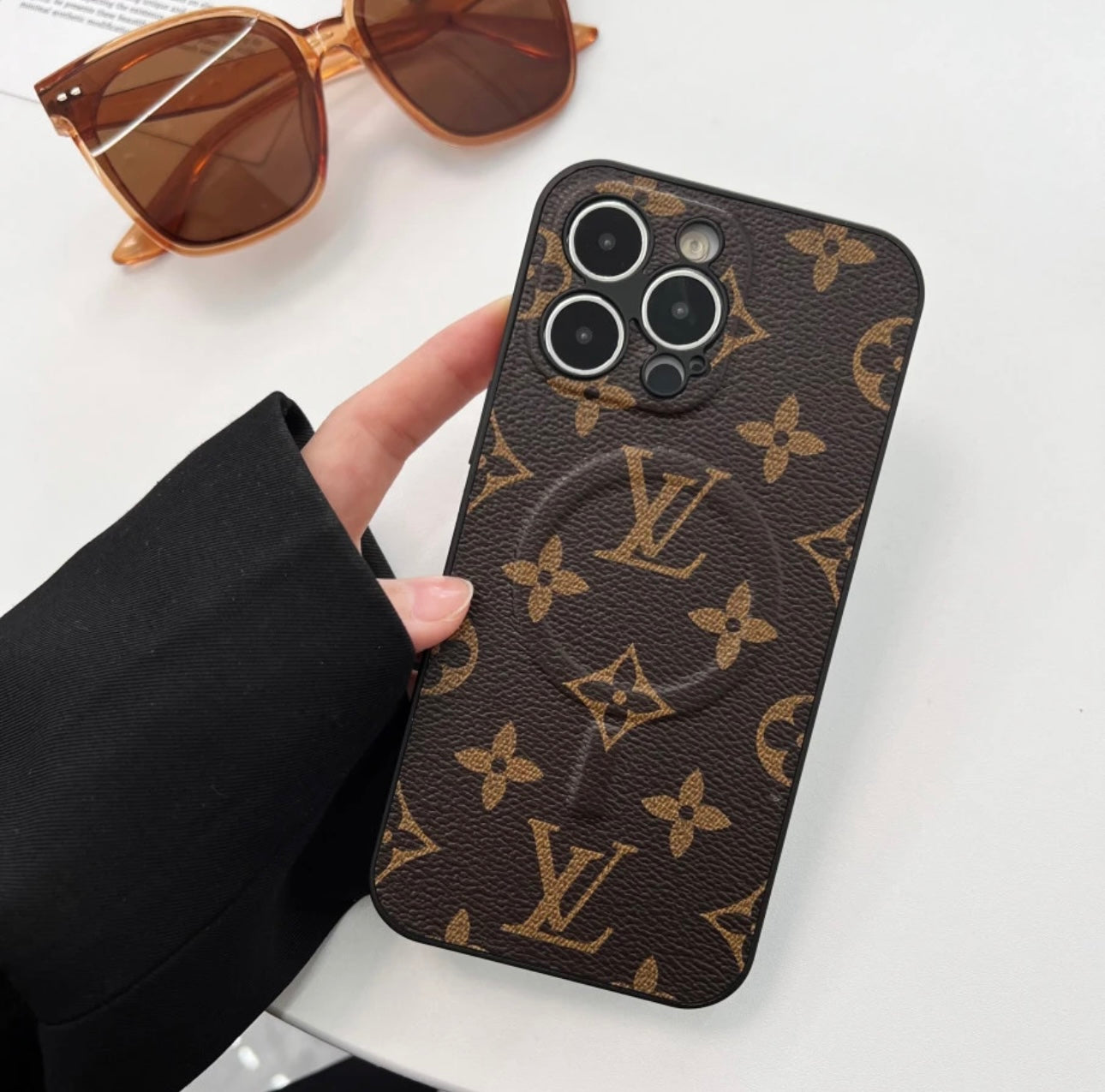 NEUE LV Shine x Mono iPhone Hülle (Magnetische Anziehung)