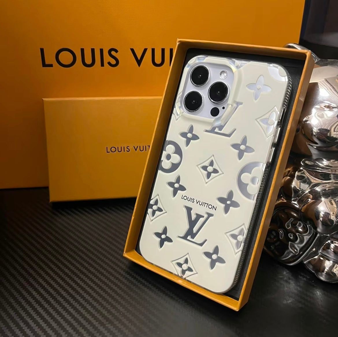 "LV" LASER IPHONE TASKER | Skinne