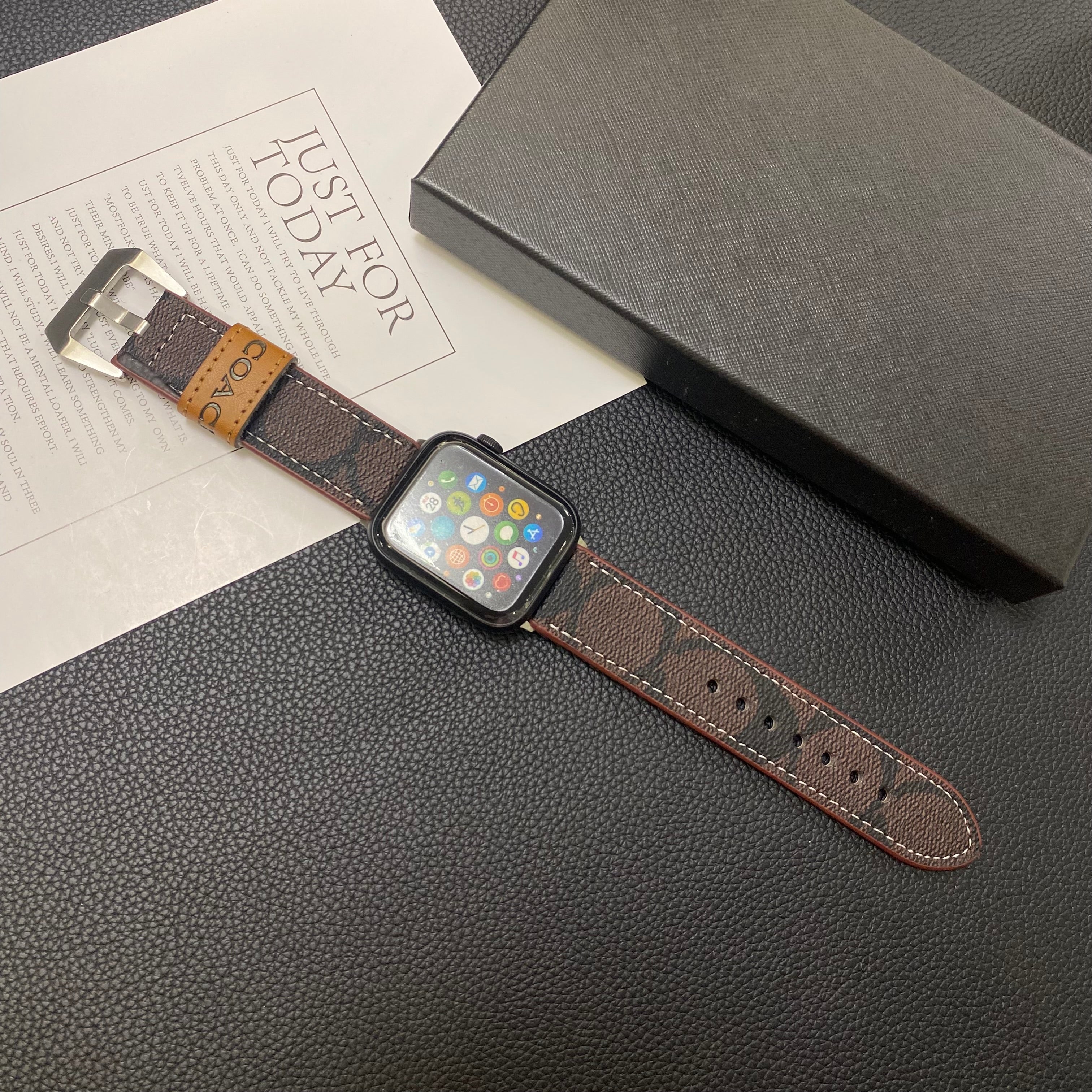 レザー コーチ Apple Watch バンド ダークブラウン-YHK244221710