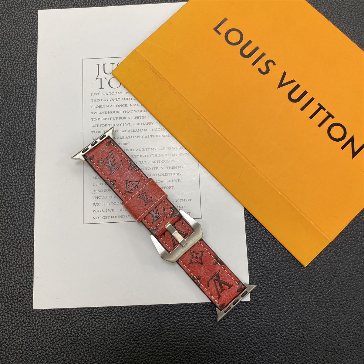 Bracelet Apple Watch en cuir monogramme en cuir rouge-YH24422